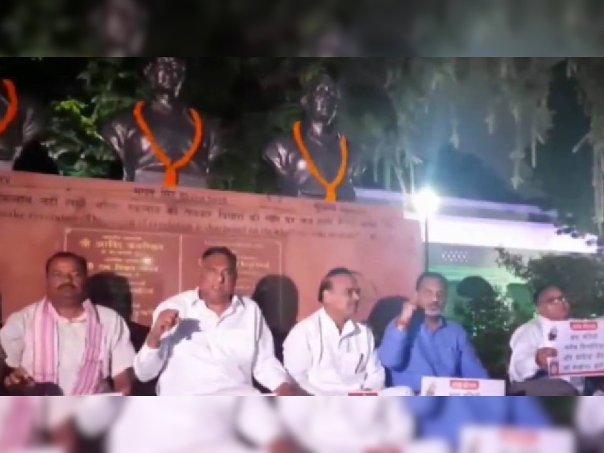चर्चा के लिए विधानसभा में धरना, भगत सिंह की प्रतिमा के नीचे बैठकर BJP ने रखी मांग
