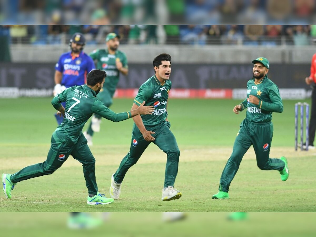 Pakistan Cricket Team: भारत से मिली हार के बाद ये पाकिस्तानी खिलाड़ी लंदन हुआ रवाना, जानें वजह