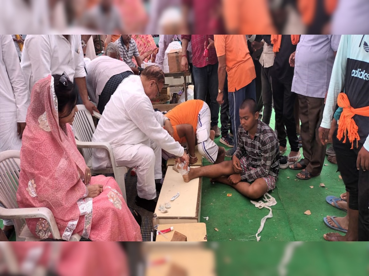 रामदेवरा पहुंचे शिक्षा मंत्री कल्ला और उनकी पत्नी, पैदल जा रहे यात्रियों के पैरों में पड़े छालों पर की मरहम-पट्टी 