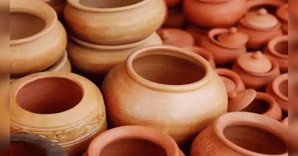 How the water kept in the clay pot gets cold know what is the science ...