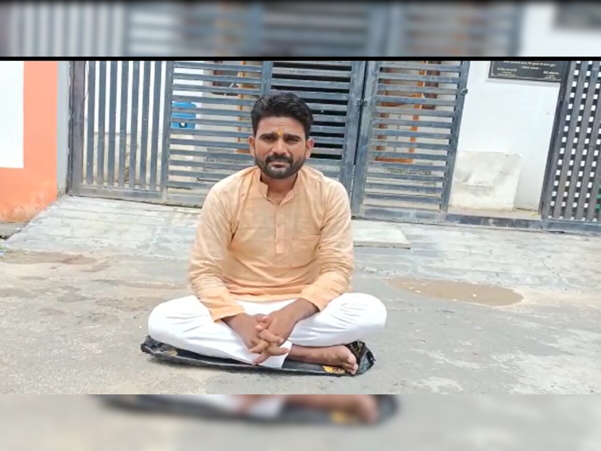 हरदोई: बीजेपी नेता जिला कार्यालय के बाहर धरने पर बैठे, पुलिस पर लगाए ये गंभीर आरोप 