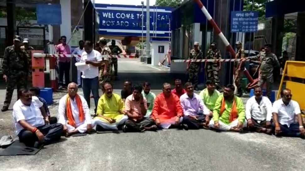 BJP MLA Biranchi Narayan Staged At Main Gate Of Bokaro Steel Plant