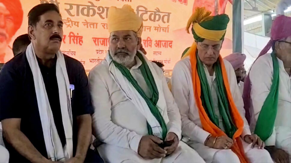 Hanumangarh Farmer leader Rakesh Tikait addressed the Kisan Maha