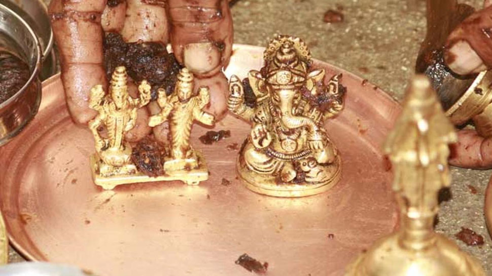 Brass Cleaning Tips How to clean the brass idols kept in the temple of the house | Cleaning Tips: घरों में रखीं पीतल की मूर्तियां पड़ गई हैं काली, तो करें ये
