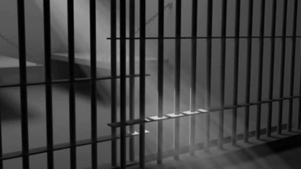 Crime News: बलात्कार के दोषी ने जेल में उठाया ऐसा खौफनाक कदम, जेल अधिकारियों के भी छूटे पसीने