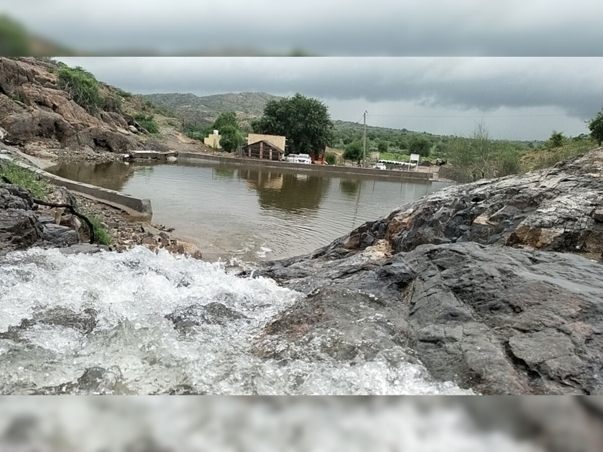 चौहटन: पहाड़ों के बीच तारातरा मठ के गोरखधाम झरनों का लुफ्त उठाने पहुंच रहे हैं लोग