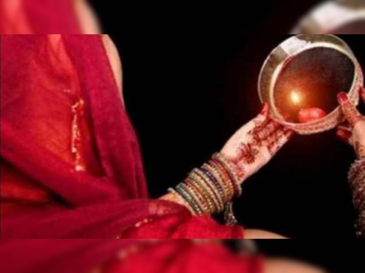 Karwa Chauth 2022: करवा चौथ पर इन रंगों के वस्त्र पहनकर करें पूजन, पति की लंबी आयु के साथ घर में आएगी सुख-समृद्धि 