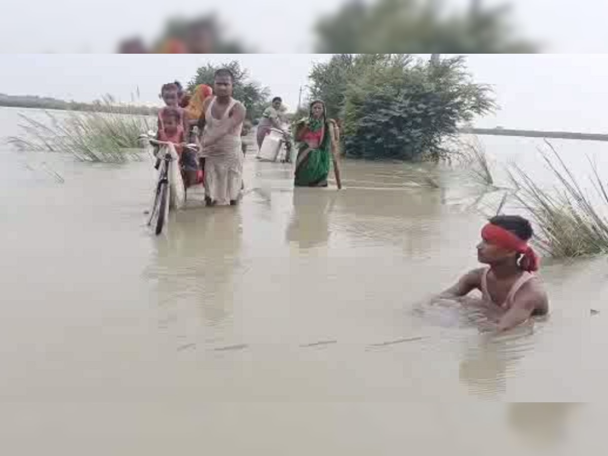 Bihar Flood: बेगूसराय में बाढ़ आने से हालात बद से बदतर, घर छोड़कर लोग जाने को विवश