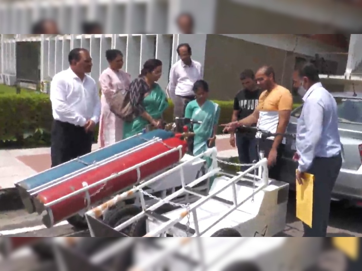 NIT हमीरपुर के छात्रों ने पेश की मिसाल, ऑक्सीजन सिलेंडर ढोने के लिए बनाई इलेक्ट्रिक ट्रॉली