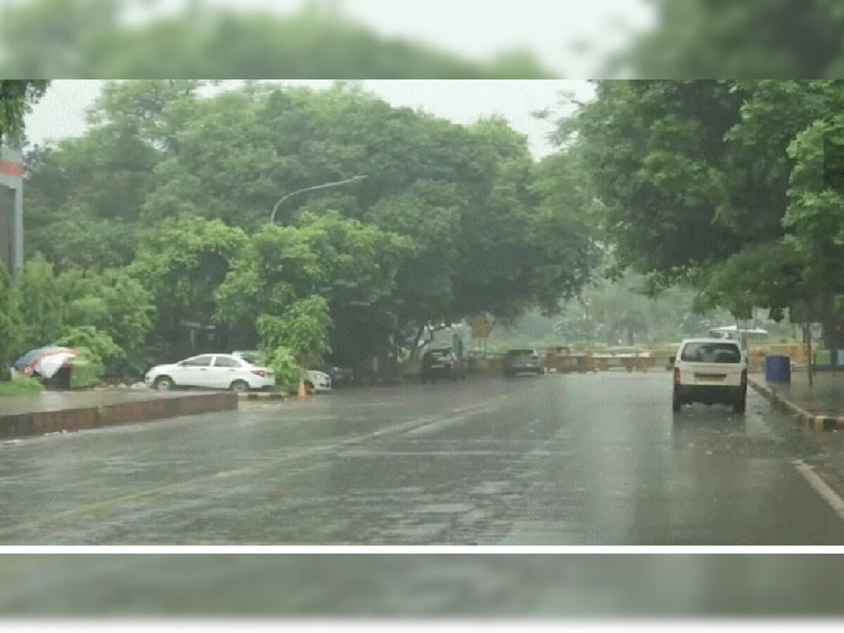 Delhi Ncr में मौसम ने ली करवट, काले बादलों के बीच शुरू हुई रिमझिम बारिश 