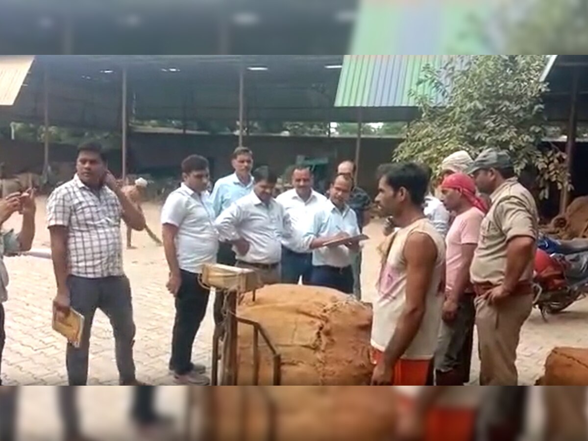 Farrukhabad: 7 जिलों के 70 अधिकारी कर रहे छापेमारी, करोड़ों में टैक्स चोरी का खुल सकता है मामला