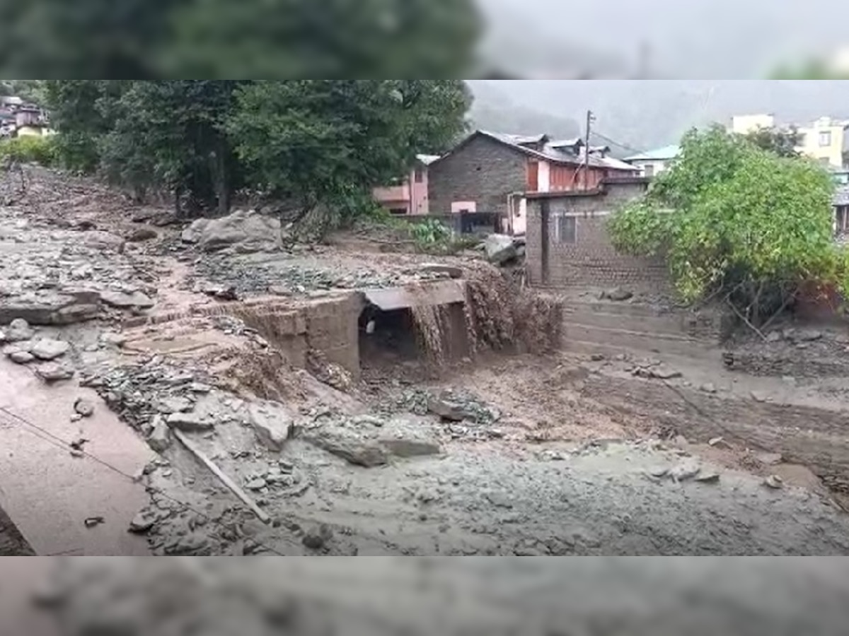 Himachal Cloudburst: हिमाचल के धर्मशाला में फटा बादल, दुकान-ट्रांसफार्मर सहित कई गाड़ियां हुई तबाह