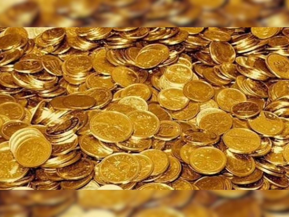 Gold Coins: घर की मरम्मत के लिए रसोई की खुदाई करवा रहा था कपल, फर्श में निकल आए ढाई करोड़ रुपये के सोने के सिक्के