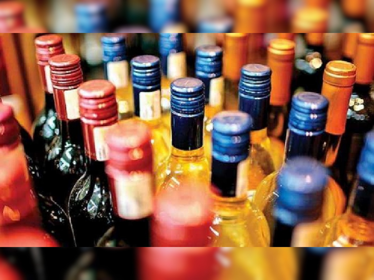 Bihar Police: बगहा पुलिस ने गुप्त सूचना के आधार पर की छापेमारी, 10 लीटर शराब बरामद 