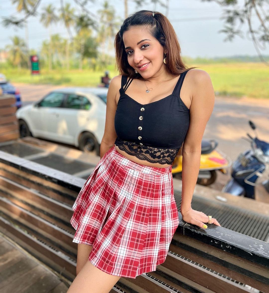 Super Sexy Bold Bhojpuri Actress Monalisa Wear Short Skirt With Crop Top She Sizzles In Deepneck