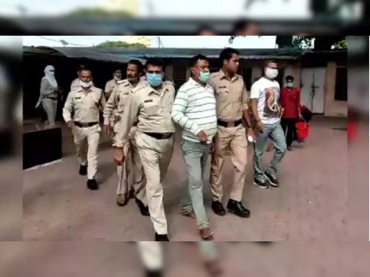 Kanpur Bikru Kand: विकास दुबे के सहयोगी 6 पुलिसकर्मियों पर गिरी गाज, दो पहले ही बर्खास्त,मिली न्यूनतम वेतनमान की सजा