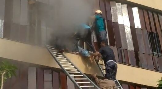 Lucknow Hotel Fire: लखनऊ के होटल में लगी भीषण आग, कई लोग फंसे, सीएम योगी ने दिए निर्देश