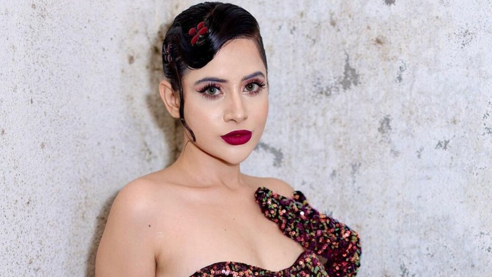 Urfi Javed Look: फिर कहर ढाने आईं उर्फी जावेद, इस बार ड्रेस से ज्यादा कपड़ों की आजादी का कैप्शन खींच रहा ध्यान 