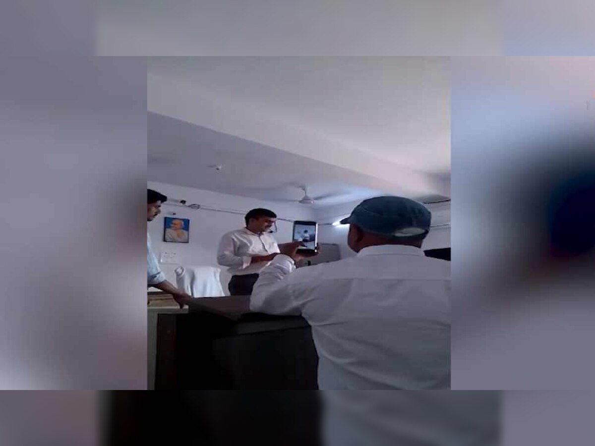 Naib Tehsildar Lawyer Fight: पक्ष में नहीं आया फैसला तो भड़का वकील नायब तहसीलदार से भिड़ा, VIDEO वायरल
