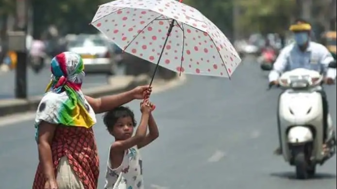 Delhi Weather: आज दिल्ली में छाए रहेंगे बादल, जानें दिन भर कैसा रहेगा मौसम का मिजाज