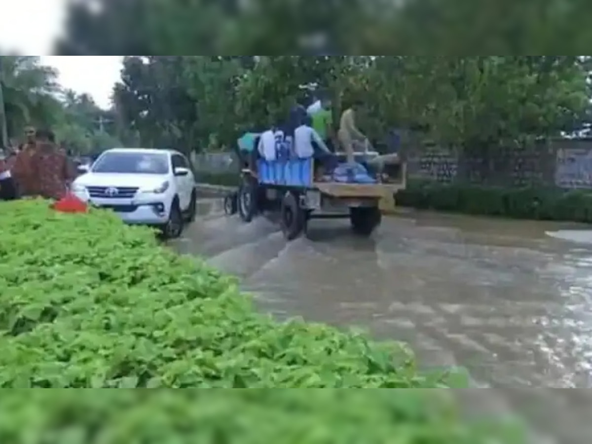  Bengaluru Flood: ବର୍ଷାରେ ବେହାଲ ବେଙ୍ଗାଲୁରୁ: ଟ୍ରାକ୍ଟରରେ ଅଫିସ ଯାଉଛନ୍ତି କର୍ମଚାରୀ, ବିଦ୍ୟୁତ ଆଘାତରେ ଜଣେ ମୃତ