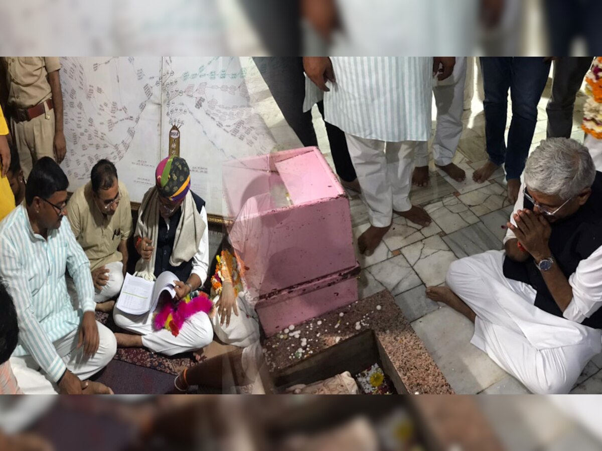 केन्द्रीय मंत्री शेखावत ने किए बाबा रामदेव की समाधि के दर्शन, पूजा अर्चना कर की देश में खुशहाली की कामना