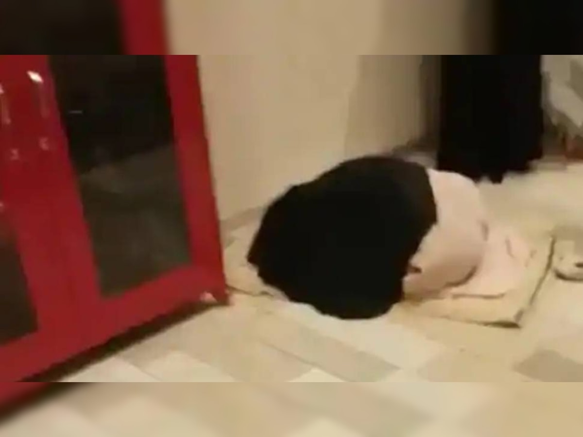 लुलु मॉल में नमाज पढ़ती हुई महिला का वीडियो हुआ वायरल 