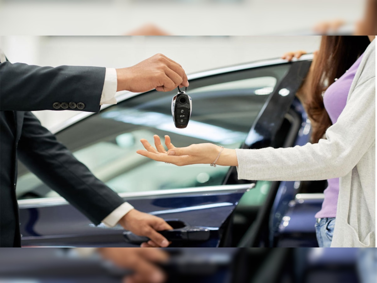 Car Buying Tips: सैलरी 1 लाख से है कम, तो नई कार खरीदें या पुरानी? यहां समझें पूरा गणित