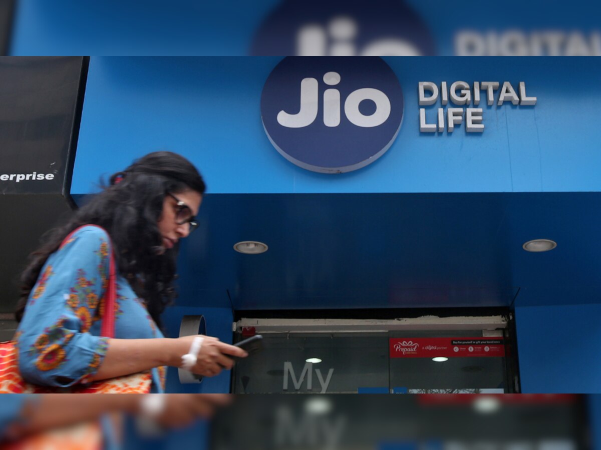 Reliance Jio लाया मालामाल Offer! इन यूजर्स को मिलेगा लखपति बनने का मौका; बस करना होगा ये काम