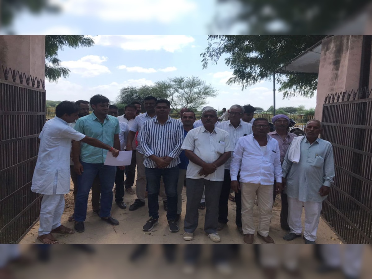 फतेहपुर में 16वें दिन भी संयुक्त किसान मोर्चा का धरना जारी, 13 करोड़ रुपयों की मांग 