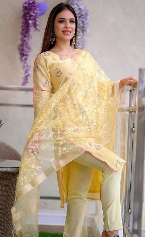 Bhojpuri actress Monalisa appeared in a yellow suit before release of  Dhappa - धप्पा की रिलीज से पहले भोजपुरी एक्ट्रेस मोनालिसा पीले सूट में आईं  नजर, पार्क में दिखाई अदाएं ...