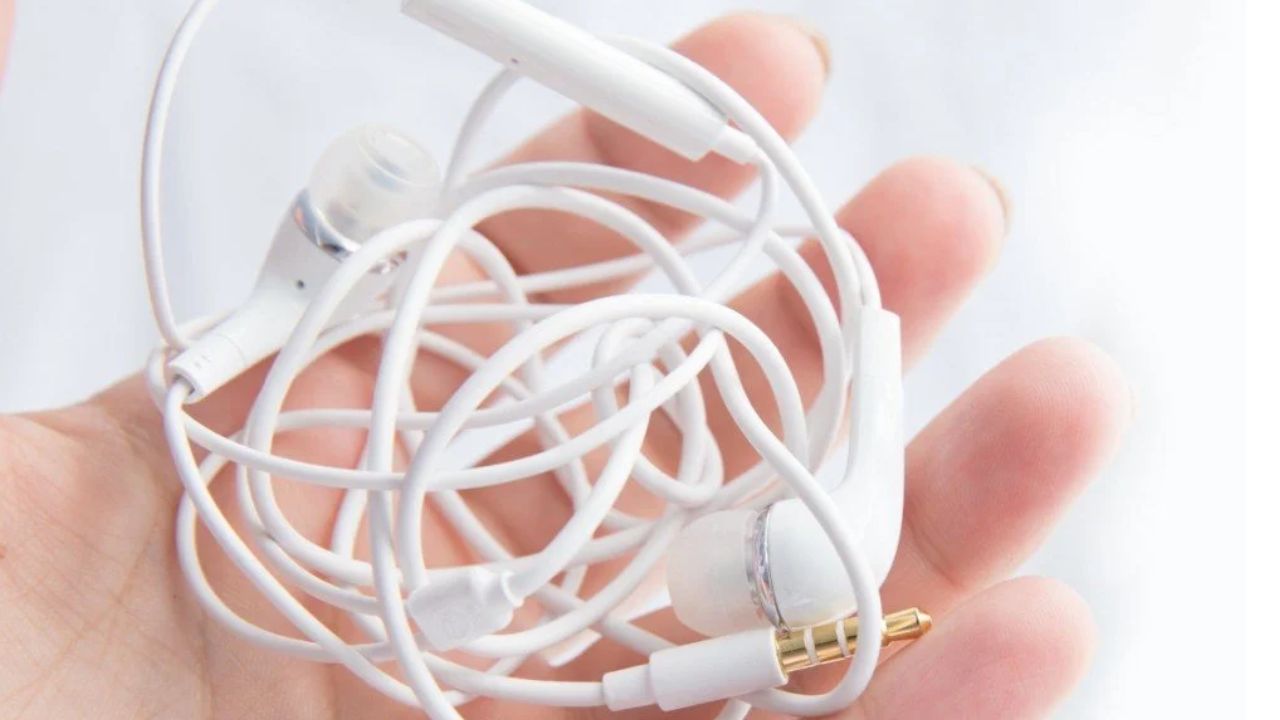 why-do-earphone-wires-get-tangled-know-science-behind-about-it