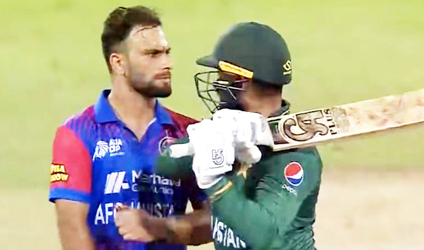 Asia Cup: PAK बल्लेबाज ने अफगानी बॉलर को दिखाया बल्ला, क्रिकेट में मैदान पर सरेआम छिड़ गई जंग