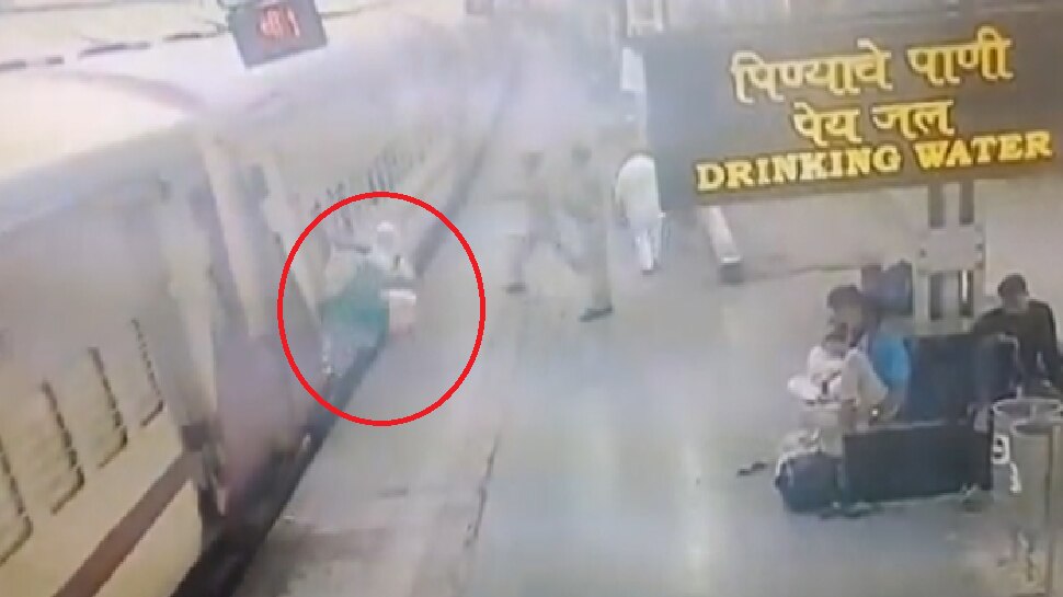 Viral Video: चलती ट्रेन में चढ़ रही युवती का पैर फिसला, चौंका देने वाले इस वीडियो में देखें आगे क्या हुआ