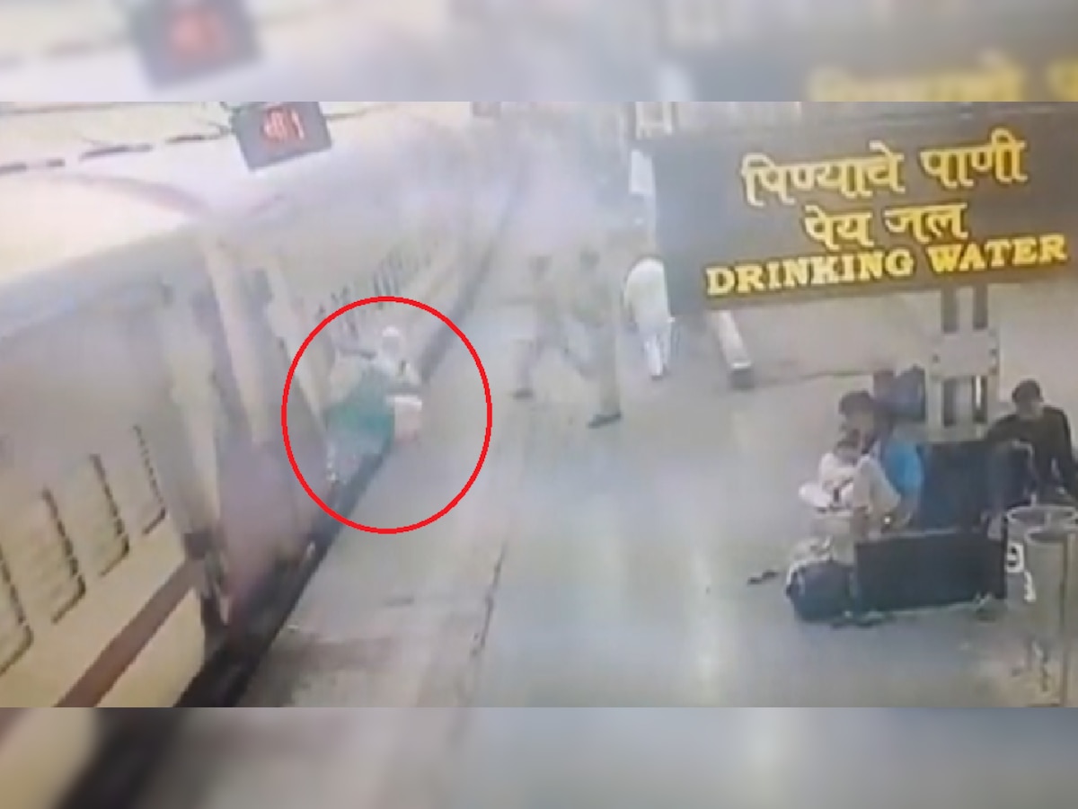 Viral Video: चलती ट्रेन में चढ़ रही युवती का पैर फिसला, चौंका देने वाले इस वीडियो में देखें आगे क्या हुआ