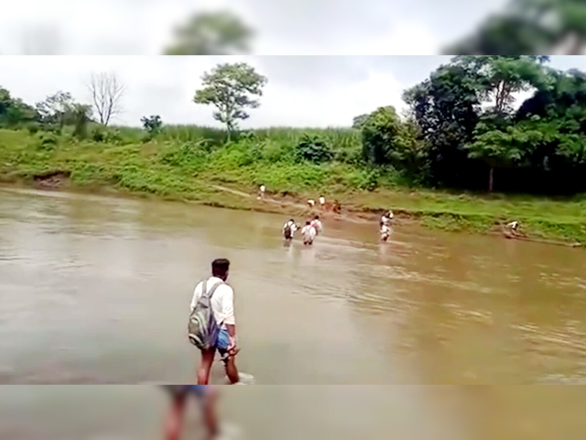 नदी पार करते छात्र. 