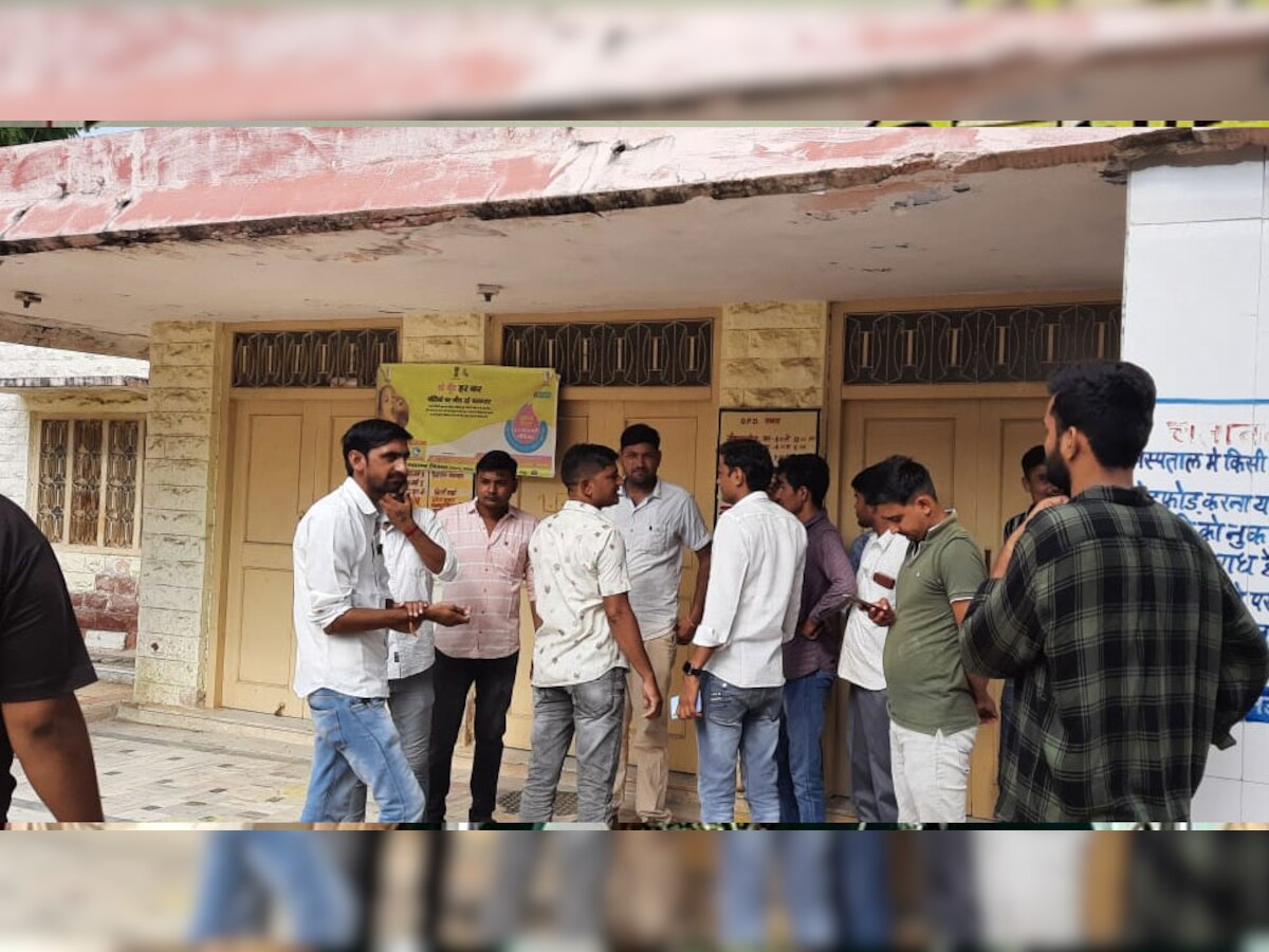 Nagaur:डॉक्टरों के खाली पदों को भरने के लिए ग्रामीणों ने जड़ा ताला,जमकर किया प्रदर्शन
