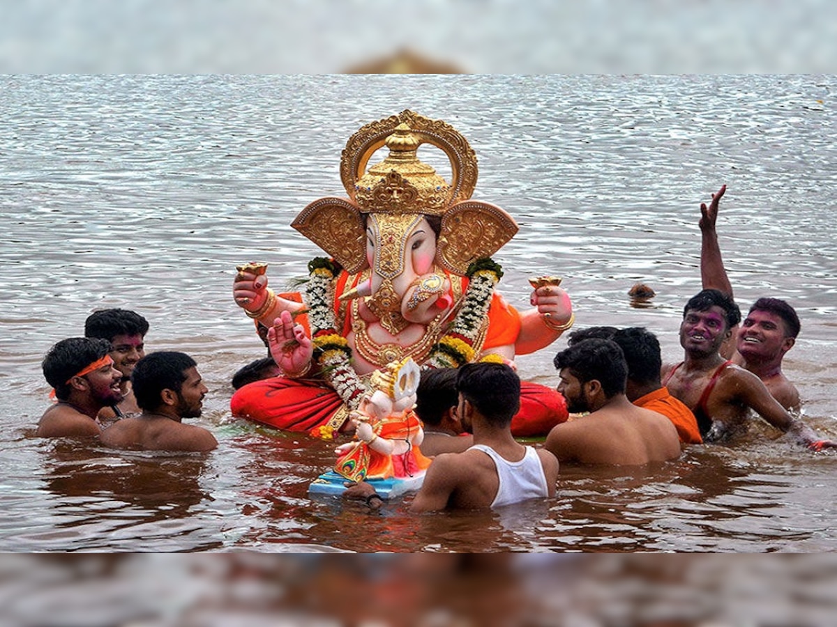 Ganesha Visarjan Wishes: 'गणपति बप्पा मोरया, अगले बरस तू जल्दी आ' गणपति विसर्जन पर दोस्तों को दें बधाई