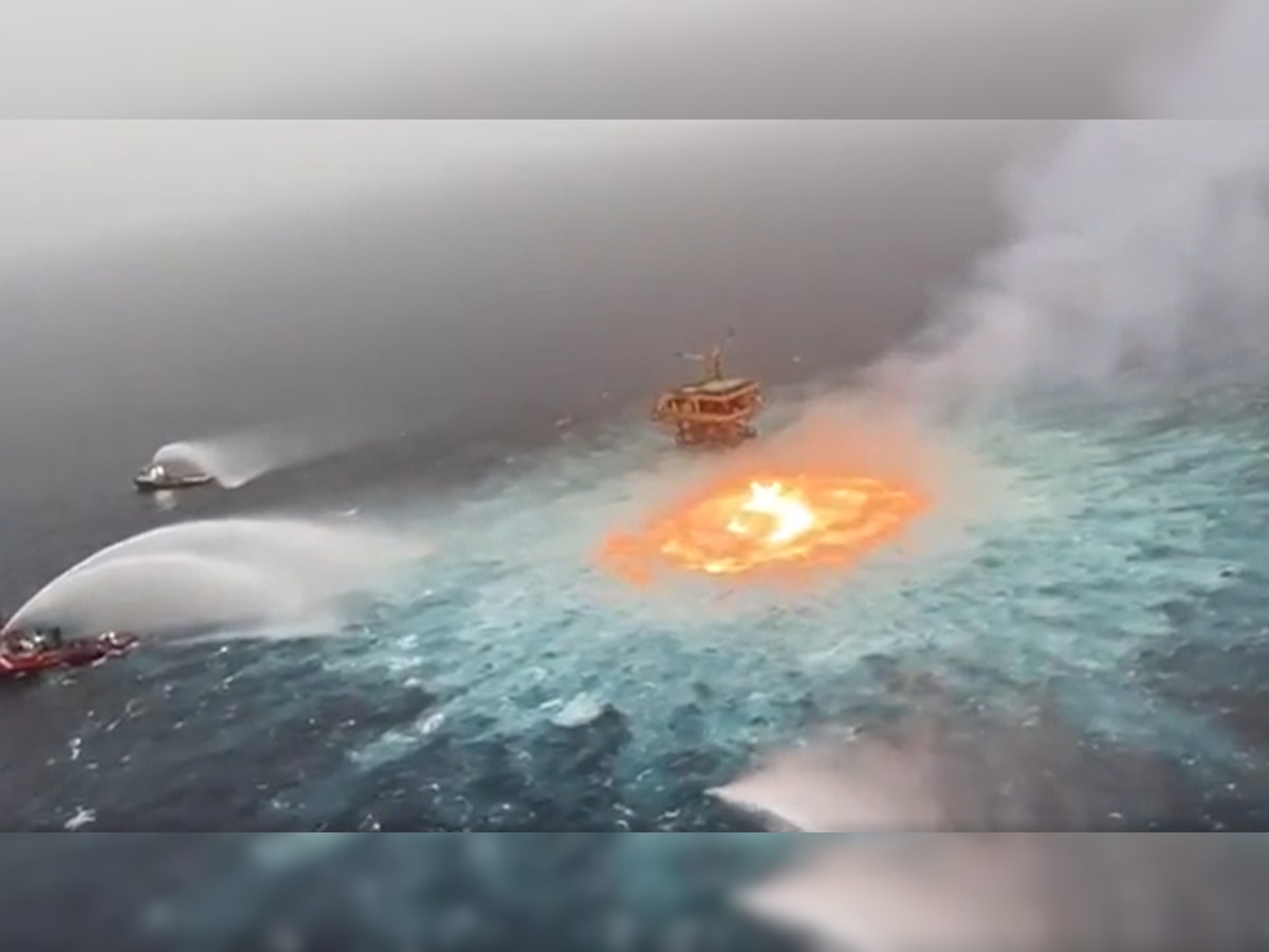 Fire In Ocean: समुद्र के बीच निकलने लगी आग की धधक, आखिर ये कैसा संकेत? Video देख घबराए दुनियाभर के लोग
