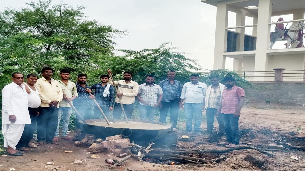 Bhopalgarh: लंपी स्किन की रोकथाम के लिए काढ़ा पिलाकर गोवंश को खिलाई जा रही लापसी, गायों को बचाने का प्रयास जारी