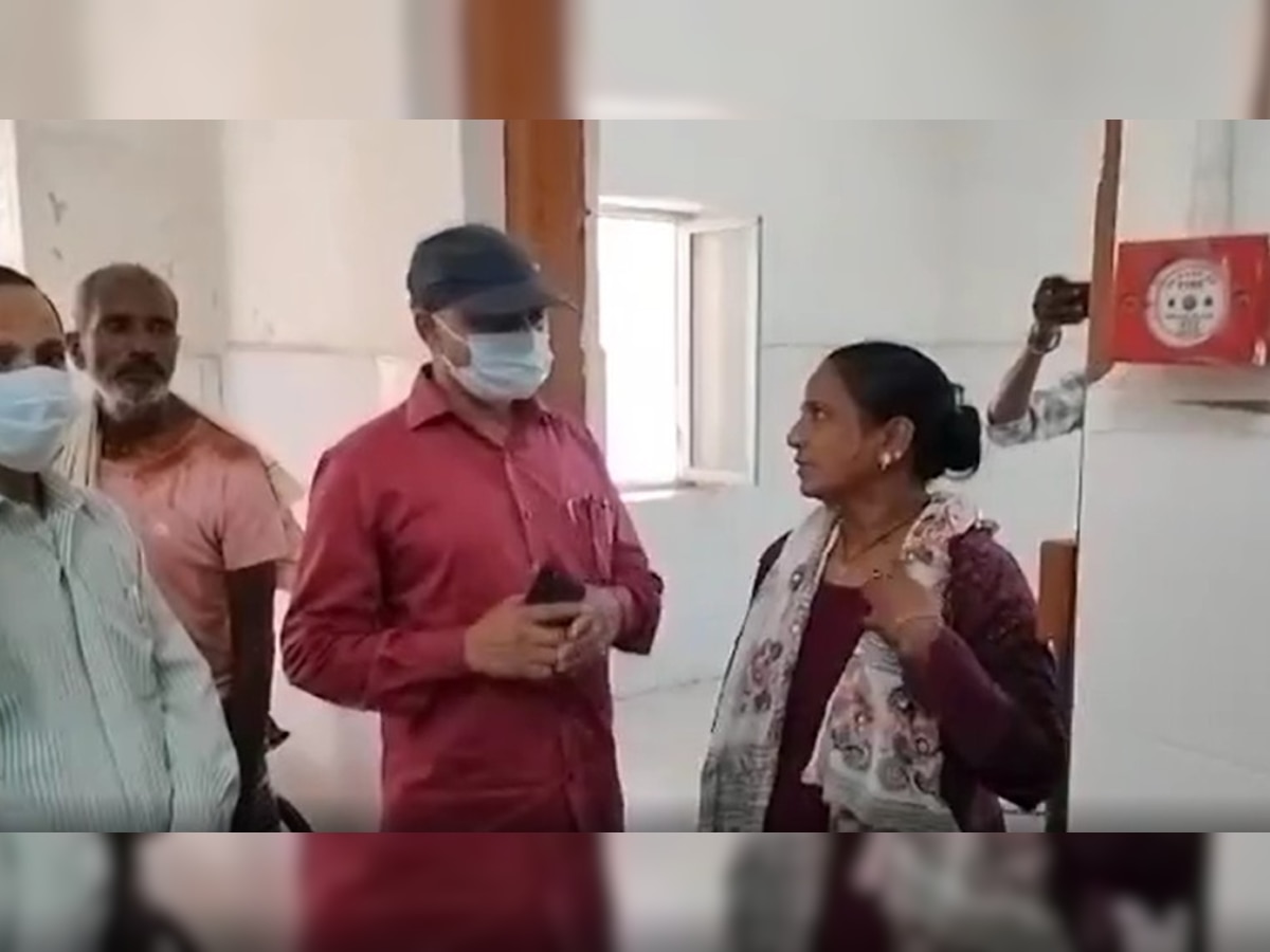 Sonbhadra News : चोपन सामुदायिक स्वास्थ्य केंद्र में मोबाइल की रोशनी में डिलिवरी कराई, CMO ने बैठाई जांच