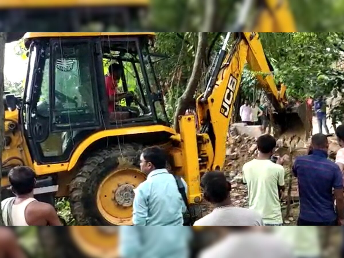 जौनपुर में हाईकोर्ट के आदेश के बाद गरजा बुलडोजर, सरकारी सड़क पर किए गए अवैध कब्जे को किया ध्वस्त