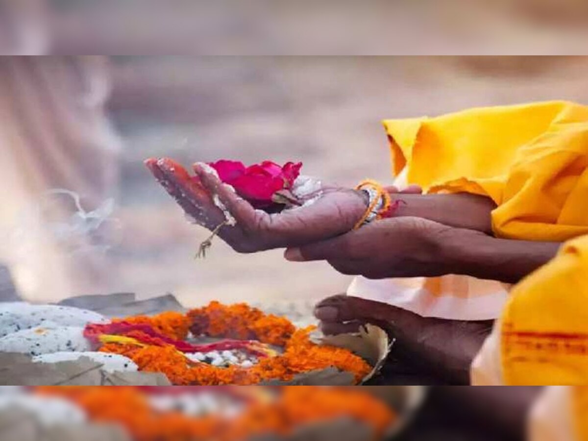 Pitru Paksha 2022: इन 12 तरीकों से श्राद्ध कर पा सकते हैं पूर्वजों का आशीर्वाद, जानें क्या हैं नियम