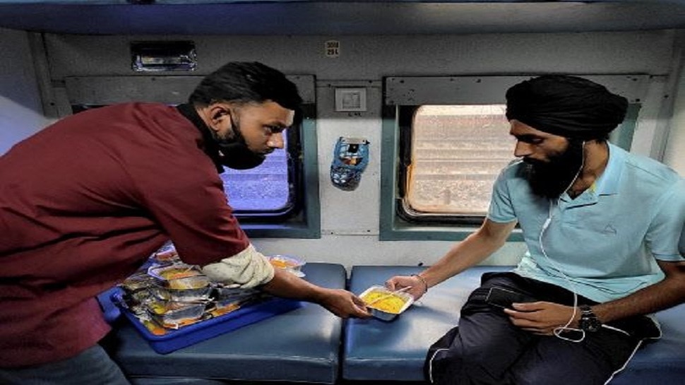 Indian Railways: रेलवे के करोड़ों यात्रियों की बल्ले-बल्ले, अब ट्रेन में फ्री मिलेगा खाना-पानी, IRCTC ने बनाया नया प्लान