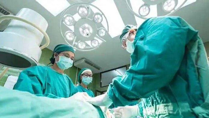 UP: 50 डॉक्टरों की टीम ने 48 घंटे की सर्जरी कर बचाई महिला की जान