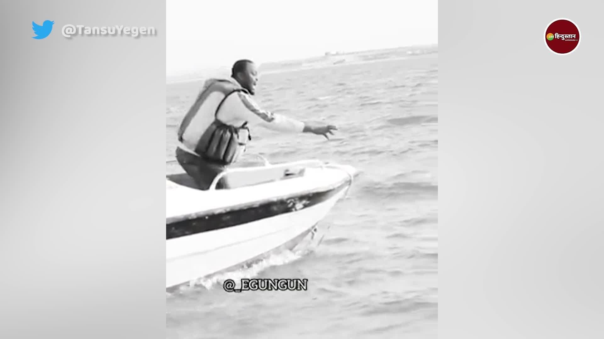 funny viral video of man aciidentally throwing phone in water मछ्ली