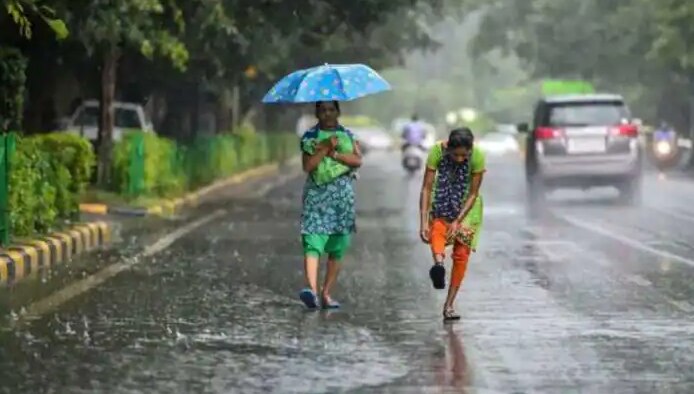 Delhi Weather: दिल्ली में आज हो सकती है हल्की बारिश, जानें दिन भर कैसा रहेगा मौसम