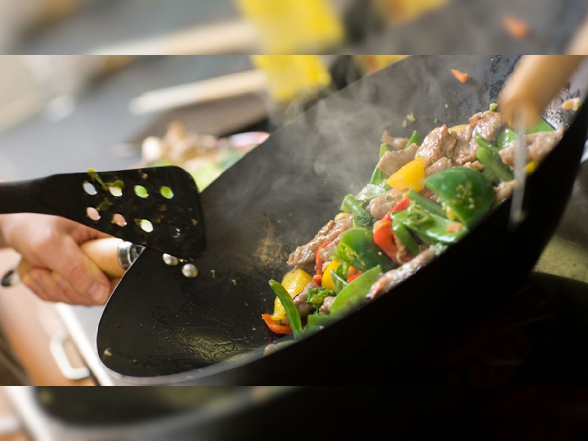 Non Stick Cookware में भूलकर भी न पकाएं ये 2 चीजें, वरना सेहत को उठाना पड़ सकता है नुकसान