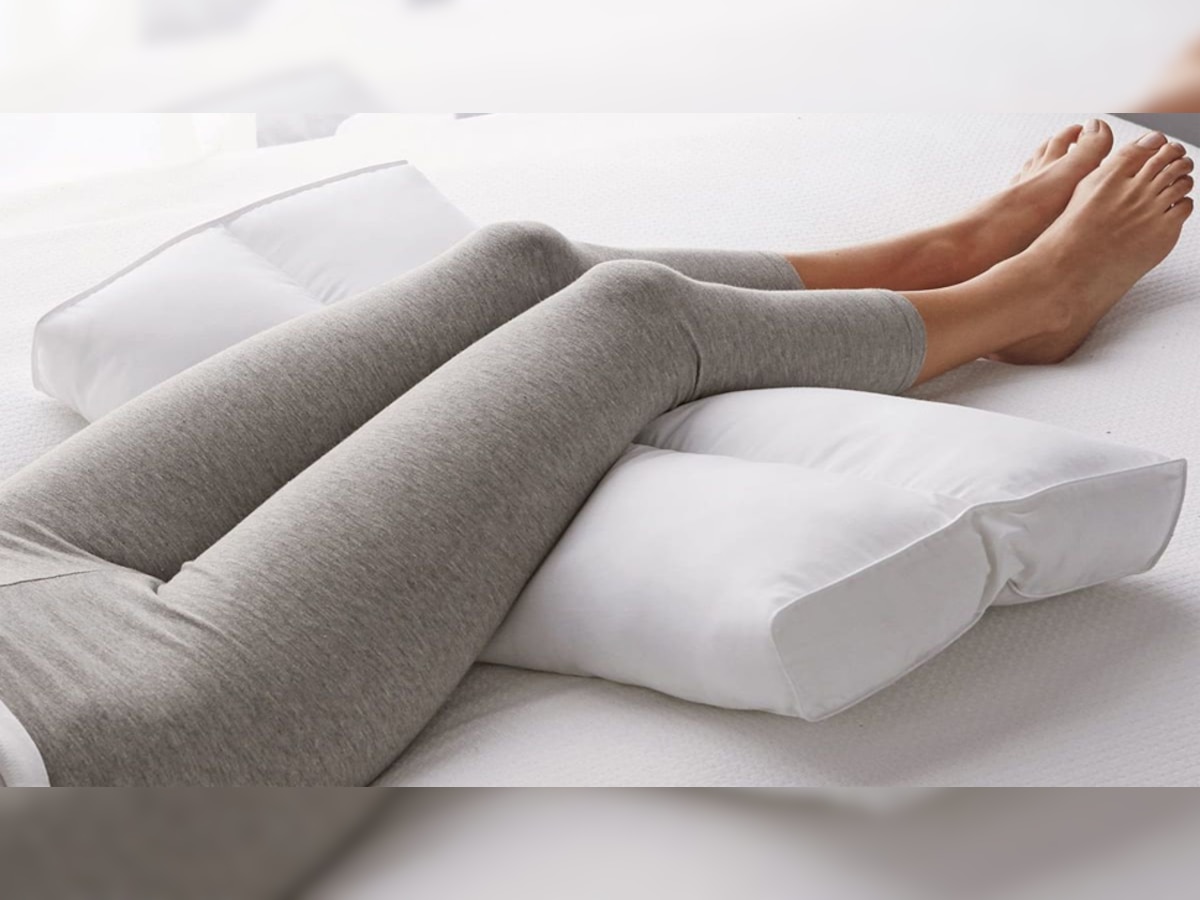 Pillow Benefits: पैरों के नीचे तकिया लगाकर सोने के हैं 5 बड़े फायदे, बॉडी में होते हैं ये बदलाव