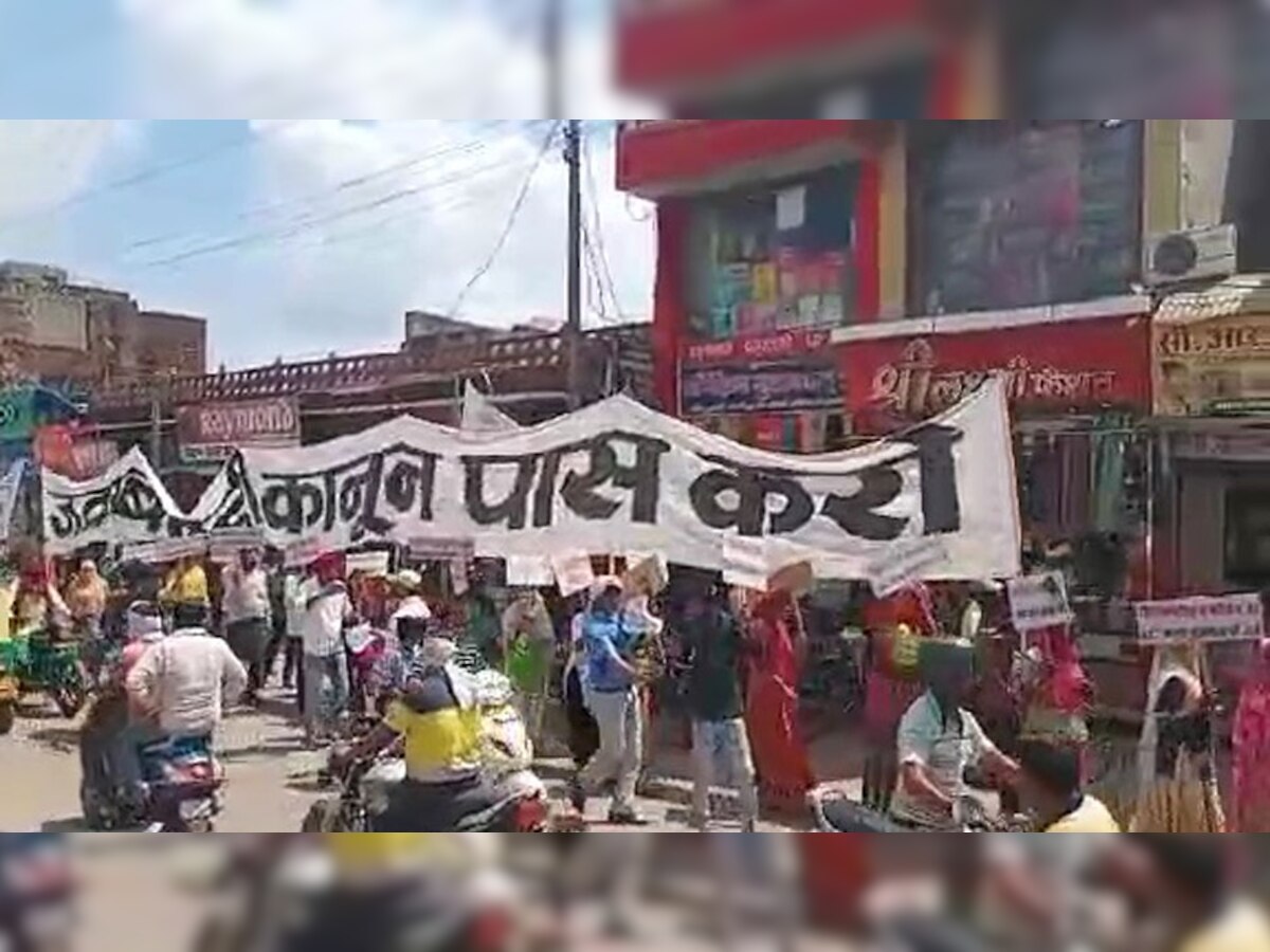 धौलपुर के बाजारों में से निकाली गई जवाबदेही यात्रा, लिखी गई लोगों की शिकायतें 
